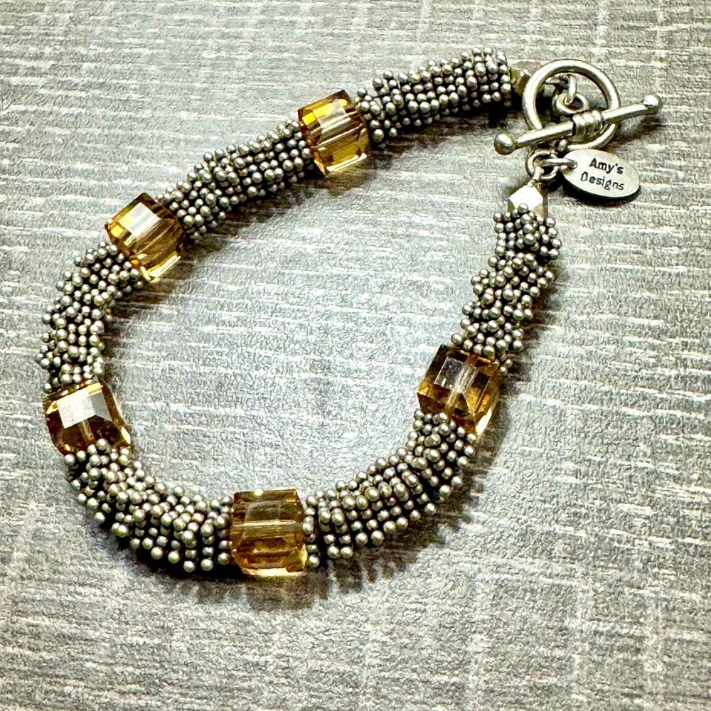 Beautiful Bracelet w toggle closure